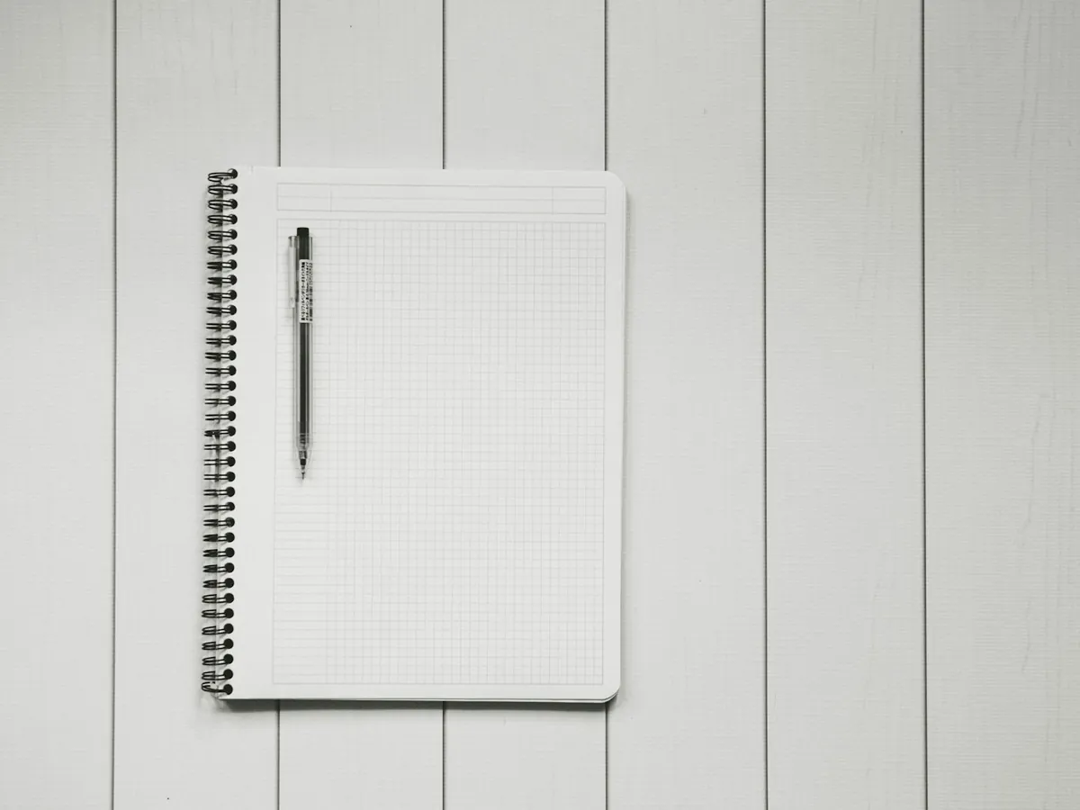 Carnet et stylo sur un bureau clair