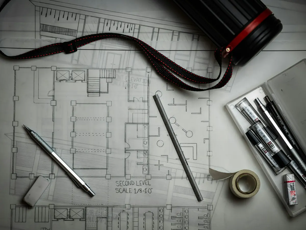 Plans architecturaux et outils de dessin sur une table