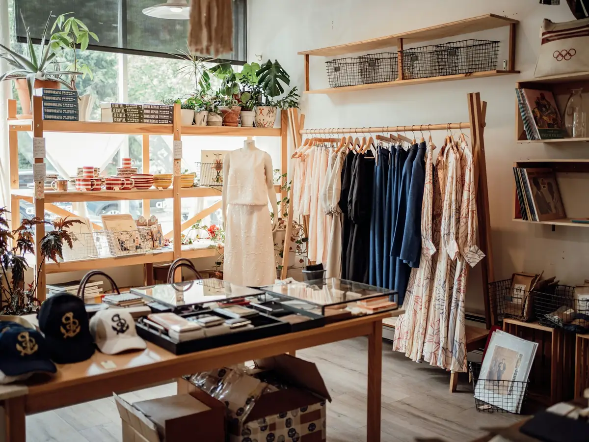 Boutique de vêtements vide, rayonnages en bois