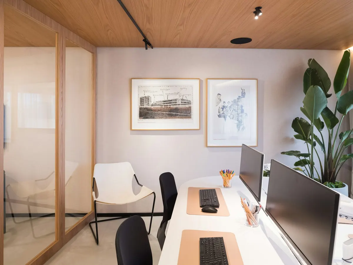 Bureau d'agence moderne et lumineux